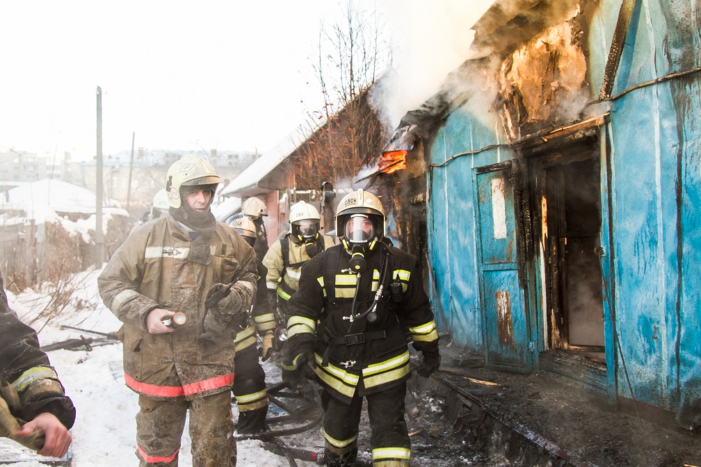 Пожар в омске. Пожар на Омской улице. Омск пожары за сутки. Сильный пожар в Омске.