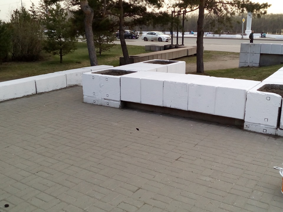 Омич пристыдил мэрию города, освежив мемориальный комплекс к 9 Мая Омич пристыдил мэрию города, освежив мемориальный комплекс к 9 Мая