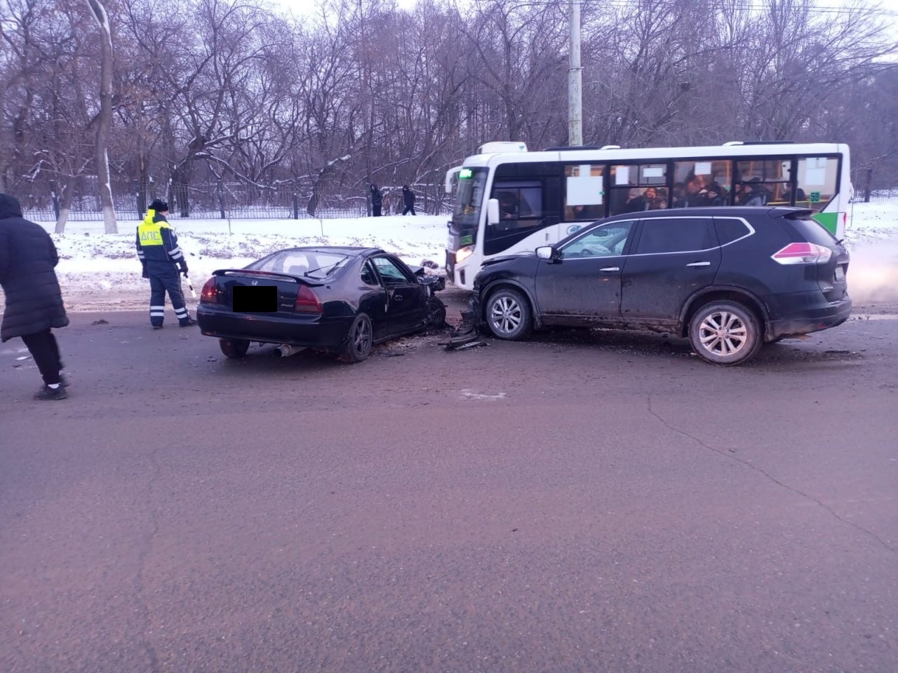 Появились фото с места крупной аварии с полным пассажиров автобусом у  Телецентра в Омске — СуперОмск