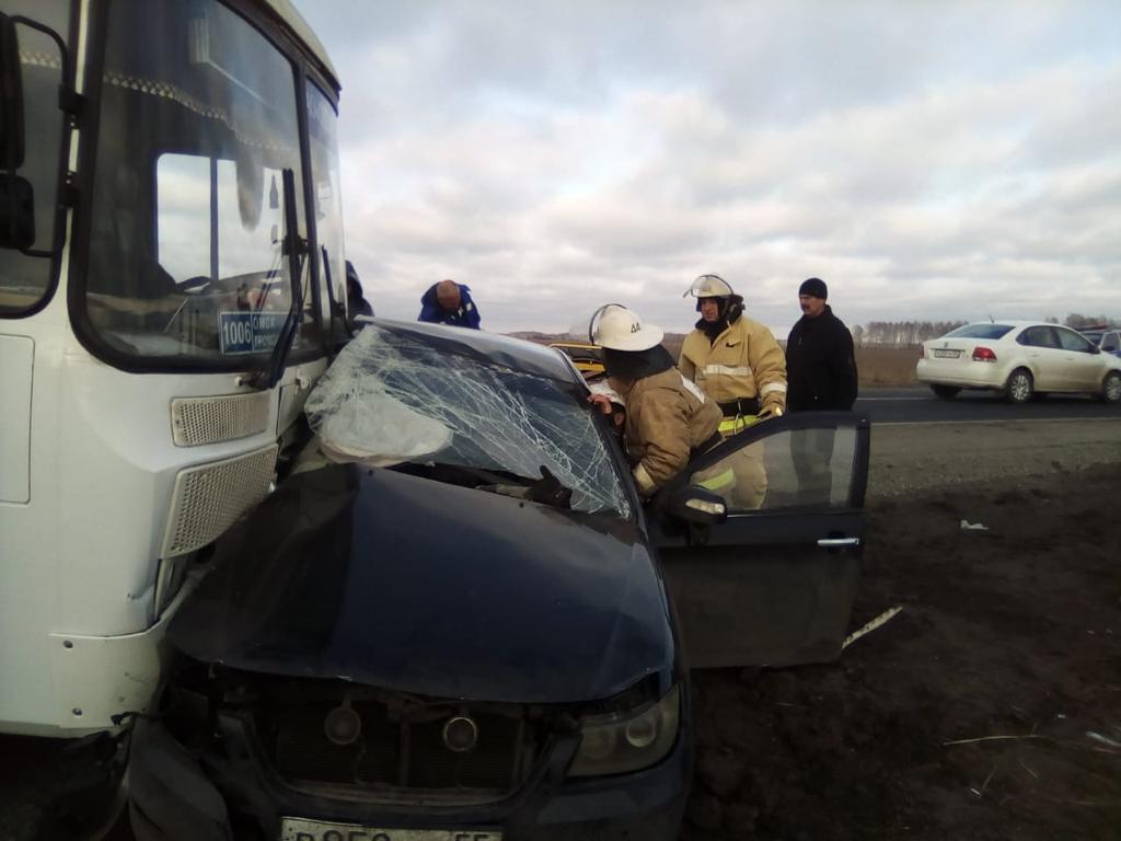 Под Омском пассажирский автобус раздавил легковушку: двое пострадавших —  СуперОмск