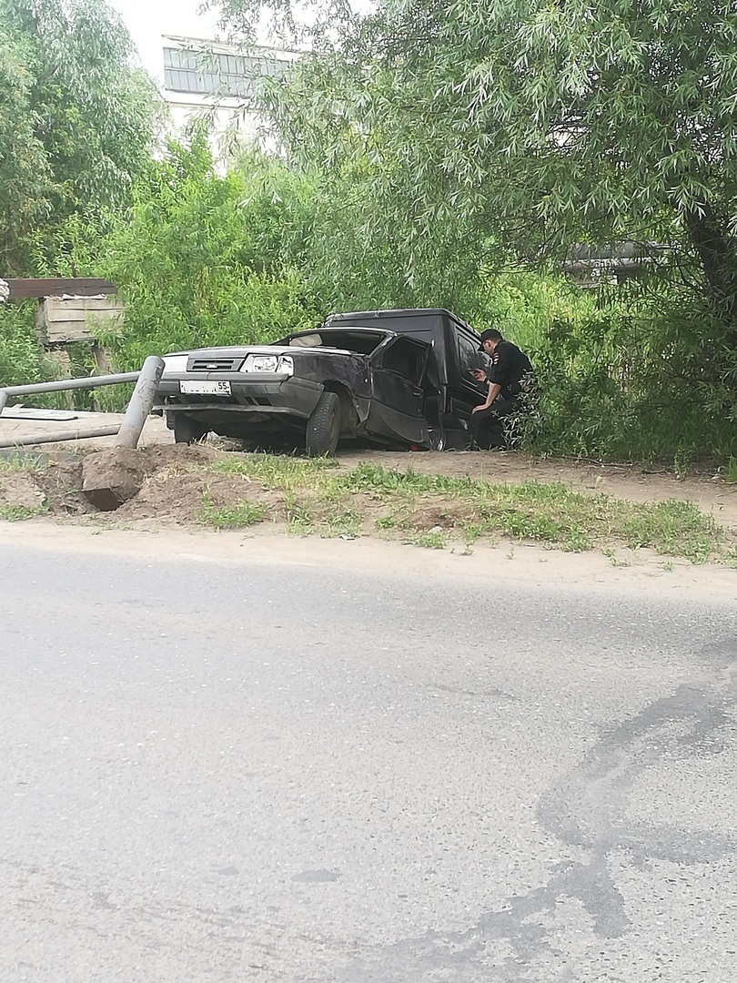 В Омске угнанную машину нашли разбитой и повисшей над озером – ФОТО В Омске угнанную машину нашли разбитой и повисшей над озером – ФОТО