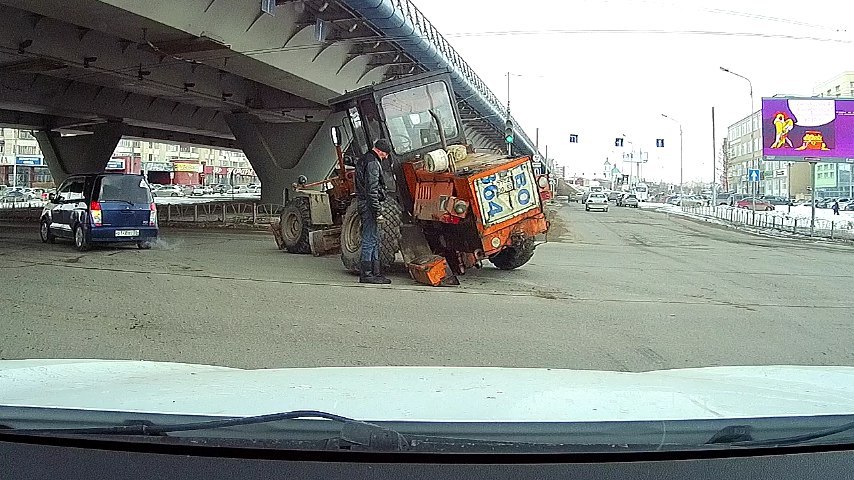 Грейдер сломался прямо на дороге