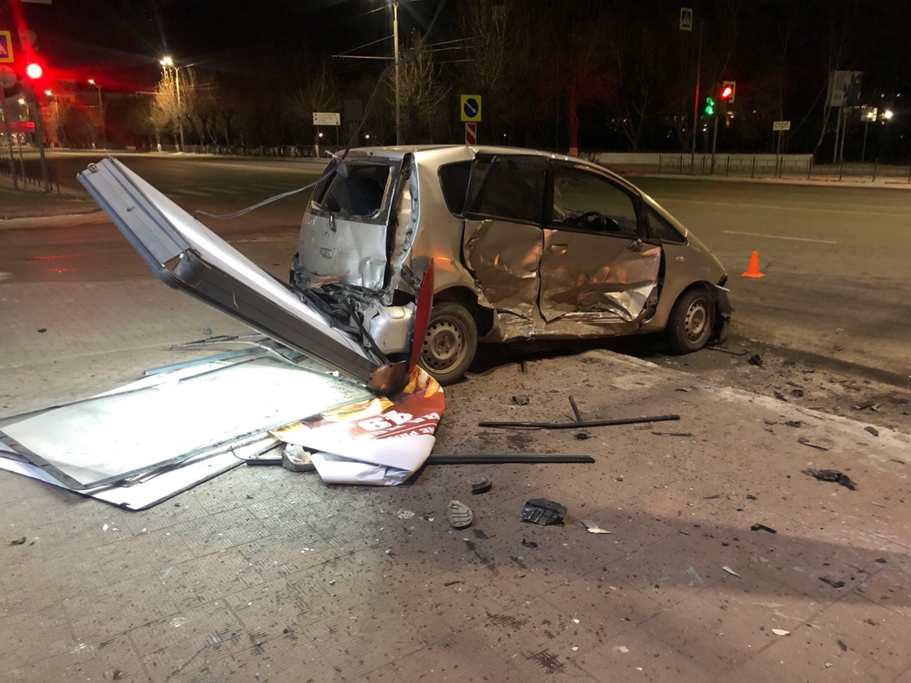 В центре Омска женщина пострадала во время аварии автомобилей и баннера —  СуперОмск