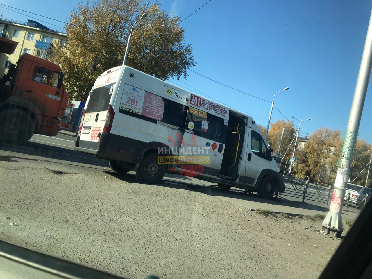 Момент столкновения пассажирской маршрутки и легковушки попал на видео —  СуперОмск