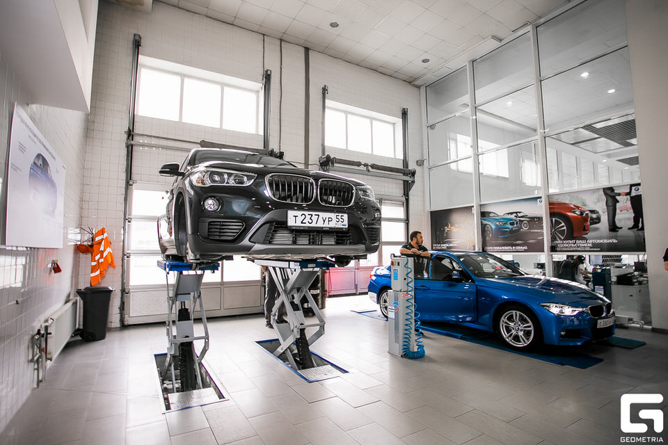 Барс омск. Барс автосалон BMW. БМВ салон Омск. Автосалон БМВ В Омске. БМВ Барс на Волгоградской Омск.