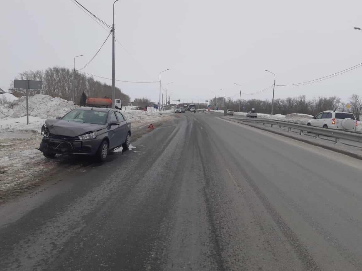 Под Омском в аварии пострадали женщина и ребенок