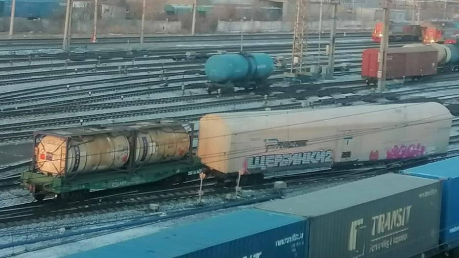Появились фото схода вагона с рельсов на ж/д станции Московка в Ленинском округе Омска Появились фото схода вагона с рельсов на ж/д станции Московка в Ленинском округе Омска