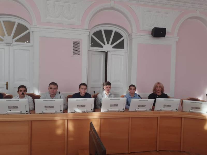 Инна Гомолко организовала для школьников экскурсию в Омский городской Совет Инна Гомолко организовала для школьников экскурсию в Омский городской Совет