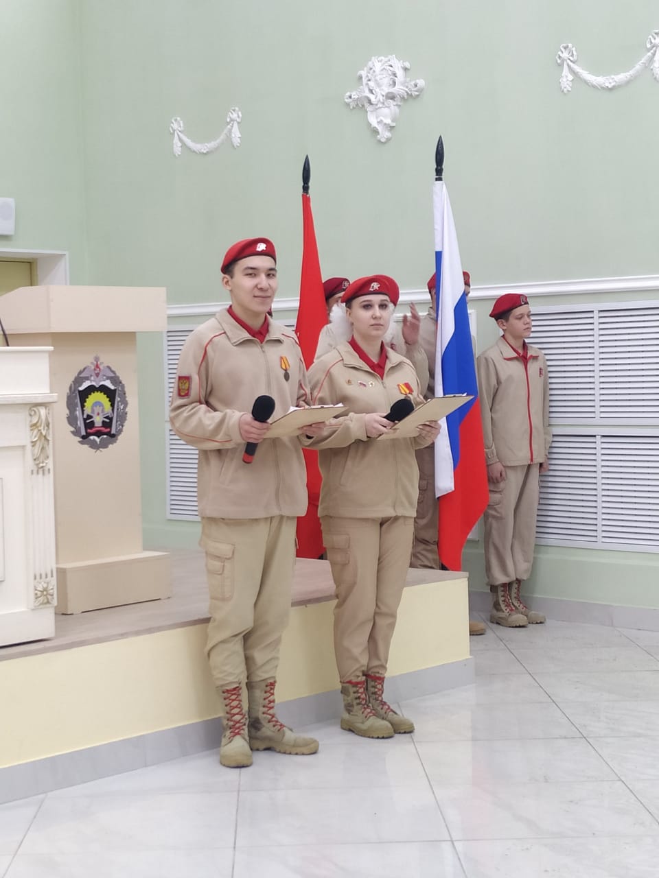 Военнослужащие вручили омским школьникам медали Военнослужащие вручили омским школьникам медали