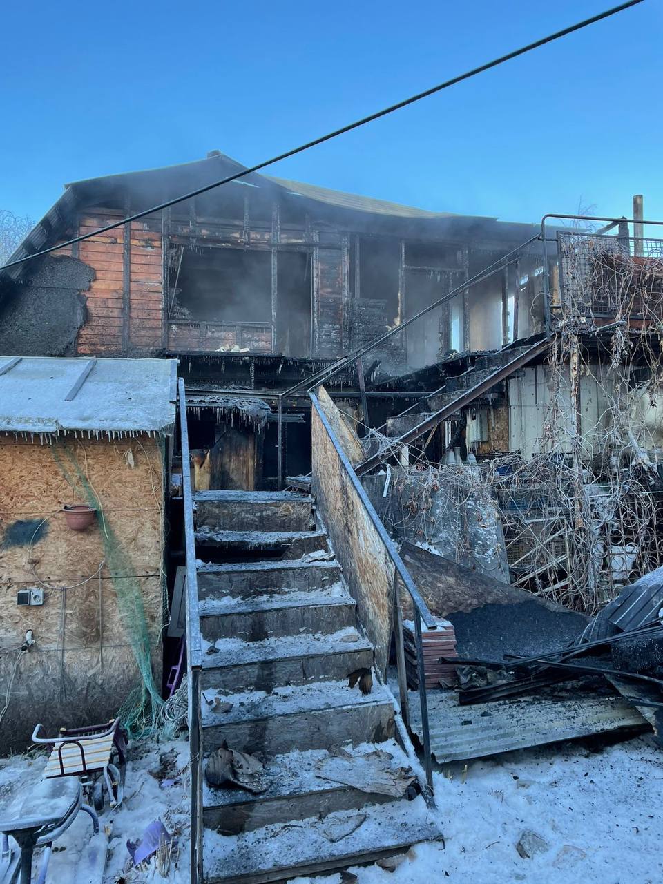 Появились фотографии сгоревшего дома в Омске с погибшим ребенком |  03.12.2022 | Омск - БезФормата