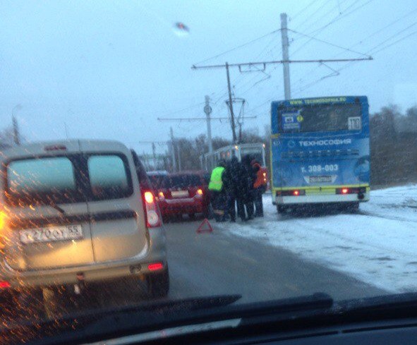 Утренний снегопад спровоцировал аварии и вогнал Омск в пробки Утренний снегопад спровоцировал аварии и вогнал Омск в пробки