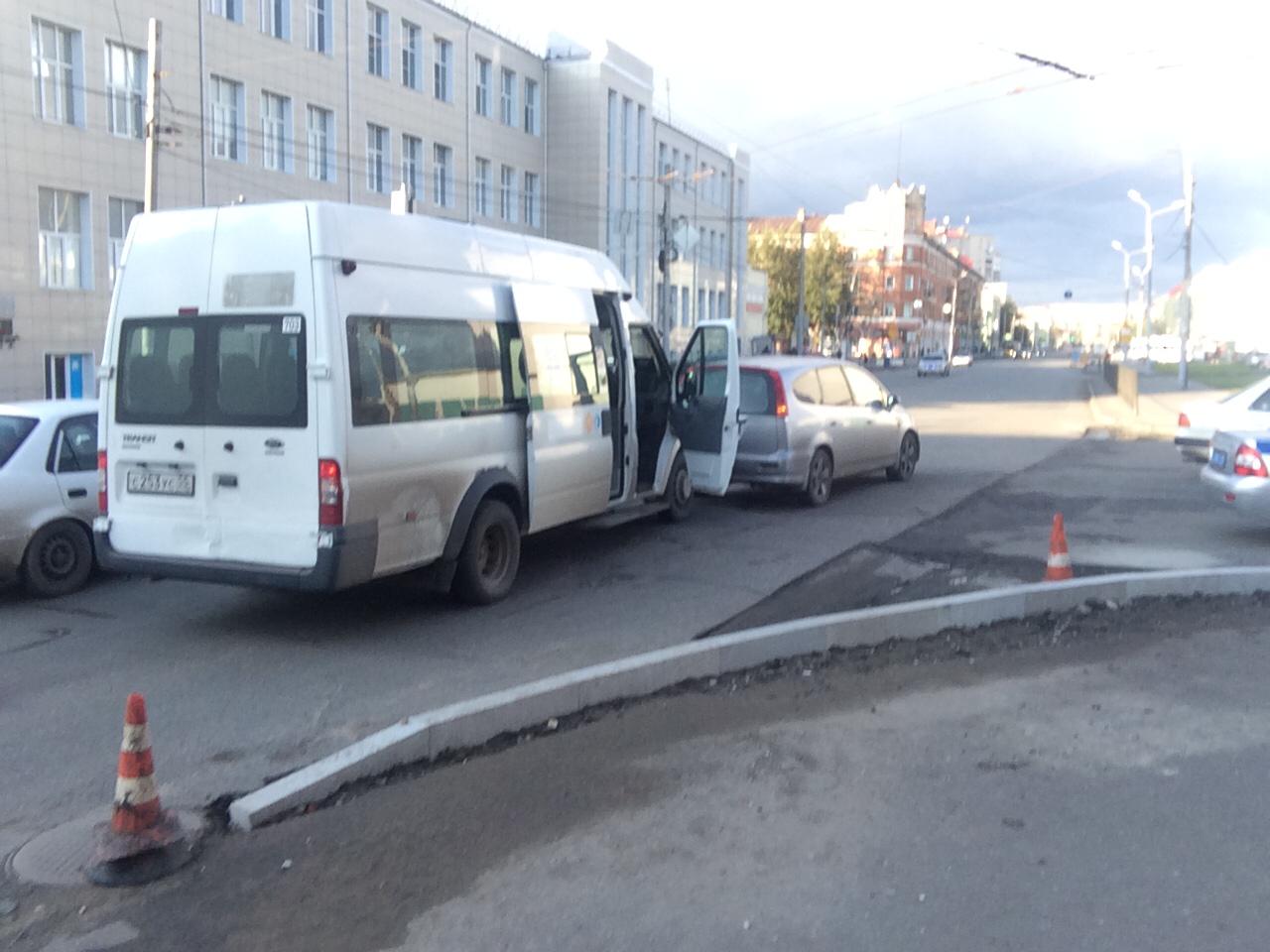 Водитель омск. Омск аварии микроавтобус. Омск аварии микроавтобус иномарок. Маршрутка Форд Омск.