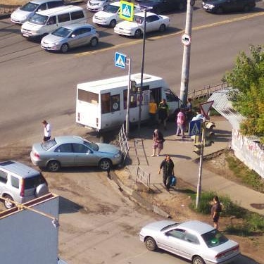 В Омске маршрутка с пассажирами влетела в столб В Омске маршрутка с пассажирами влетела в столб