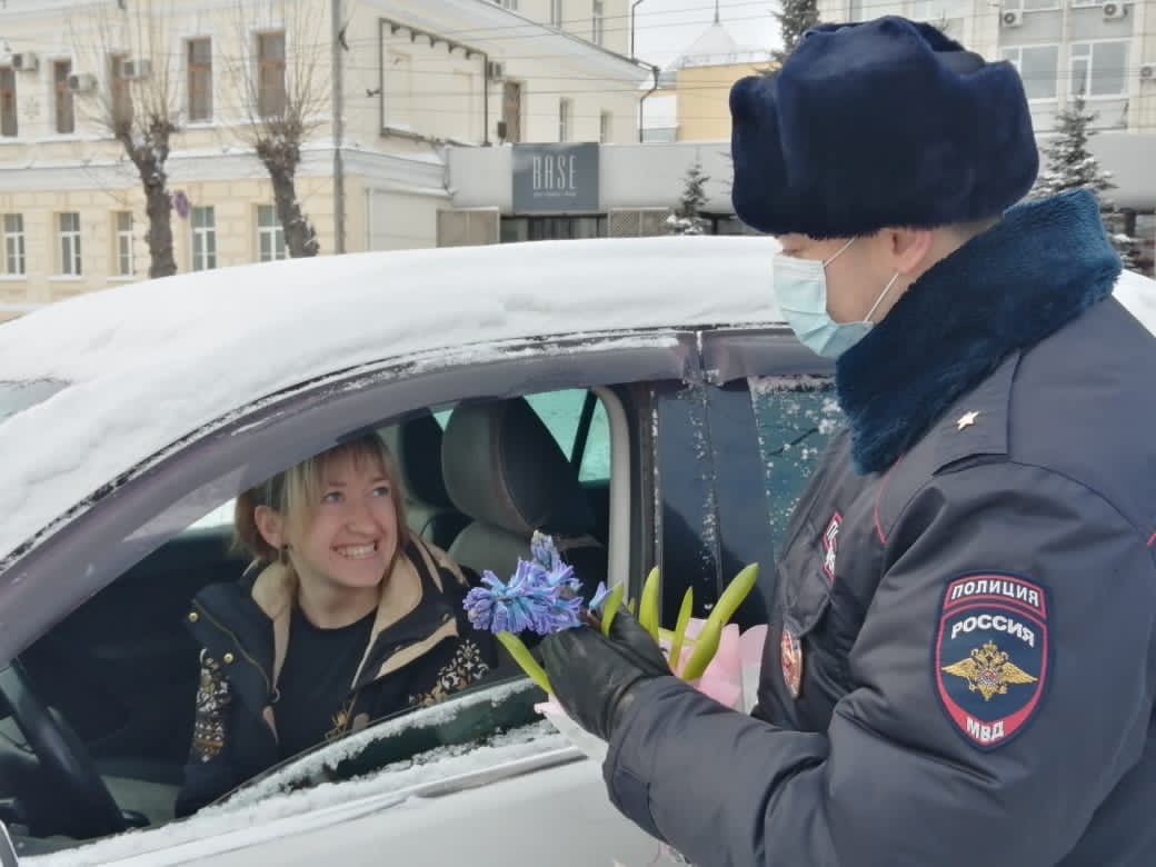 Депутат ОГС Юрий Козловский и ГИБДД поздравили автолюбительниц с весенним  праздником | 10.03.2021 | Омск - БезФормата