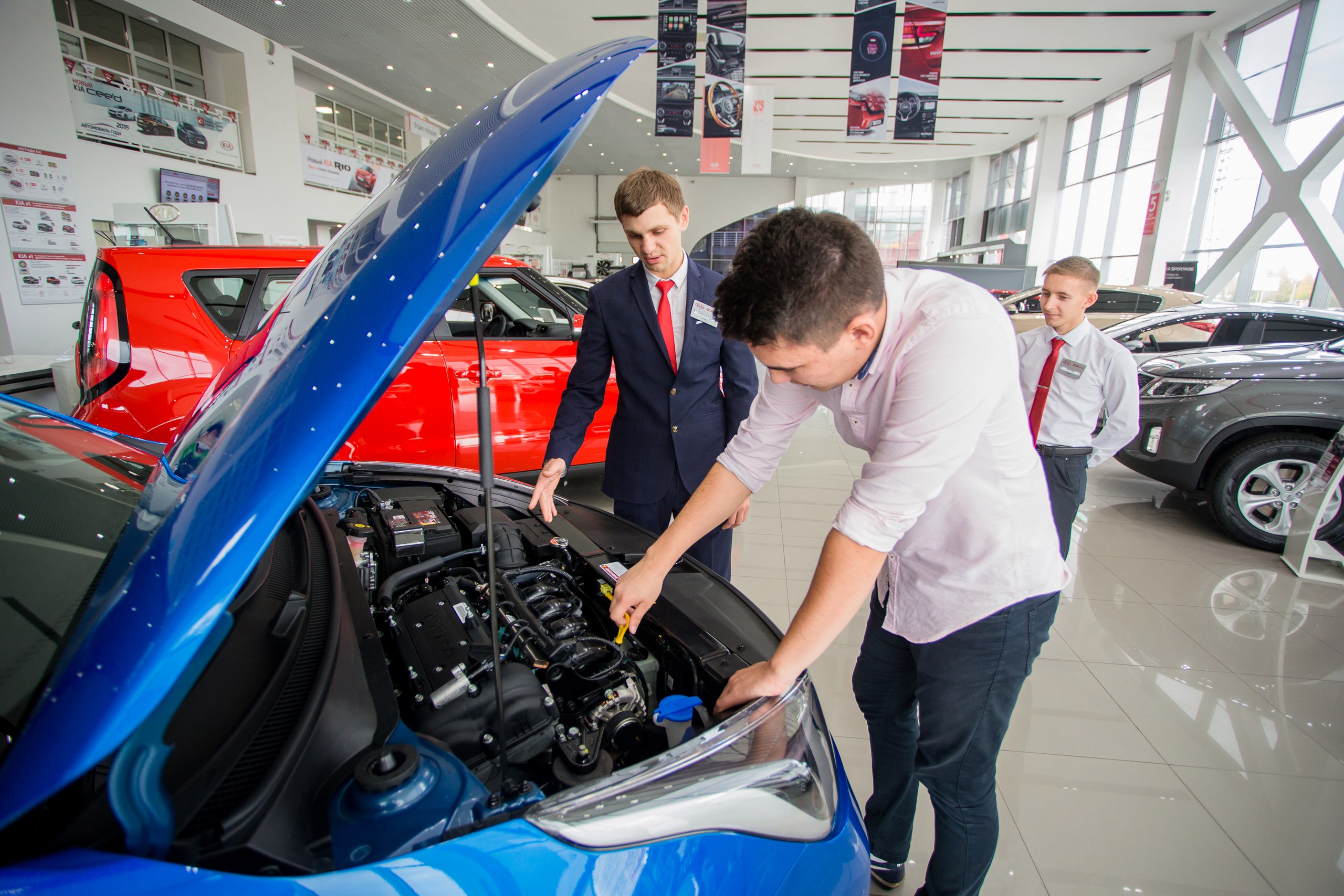 Барс омск. Сотрудники автосалона. Работник автосалона. Дилерский центр сервис. Дилерский центр Киа директор.