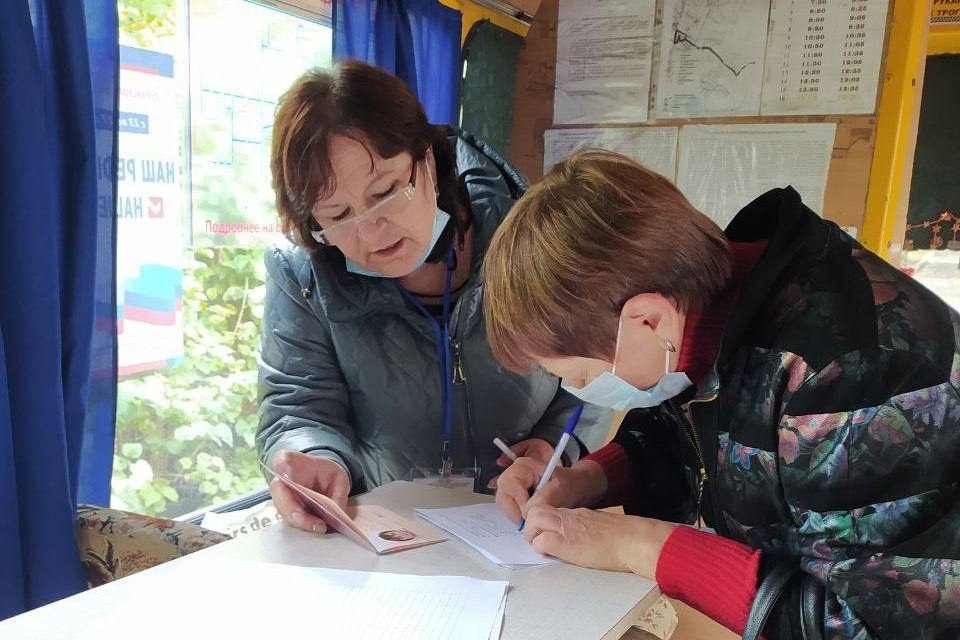Жители подшефного Омску города Стаханова активно голосуют на референдуме Жители подшефного Омску города Стаханова активно голосуют на референдуме