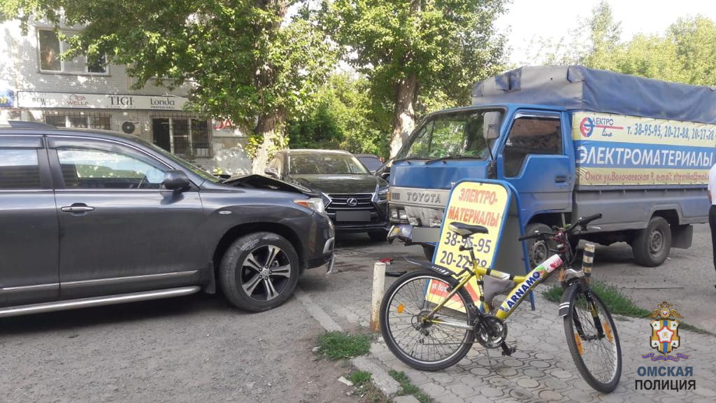 В центре Омска произошла массовая авария с пешеходом и дорогими иномарками В центре Омска произошла массовая авария с пешеходом и дорогими иномарками