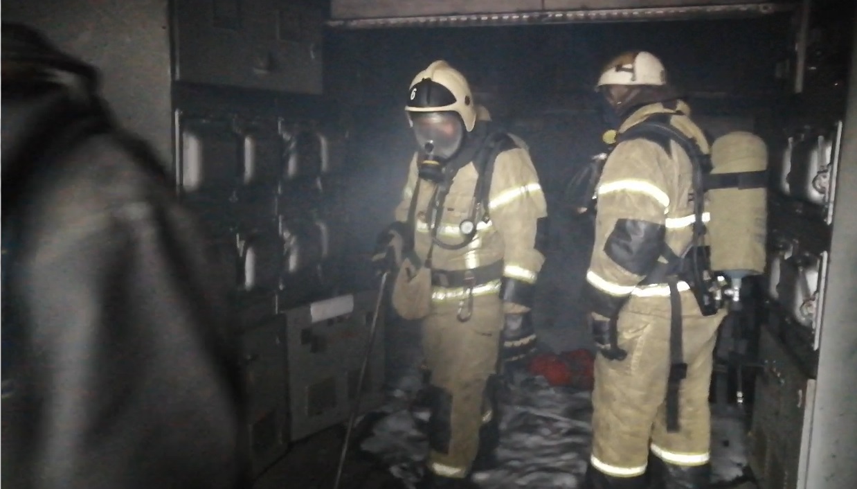 В Омске спасатели не могли потушить мощный пожар в цехе из-за напряжения в 10 000 вольт