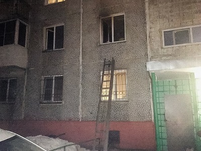 В Омске ночью из горящей многоэтажки вынесли жильцов без сознания - фото