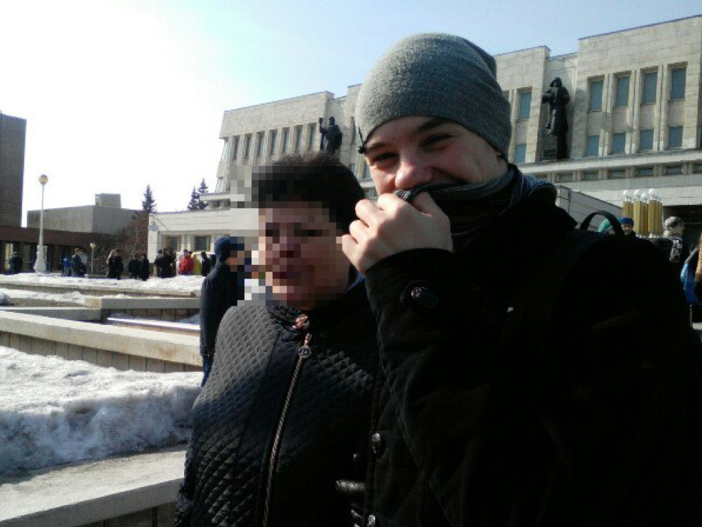 Омичи улыбались и украшали собак на митинге против террора Омичи улыбались и украшали собак на митинге против террора