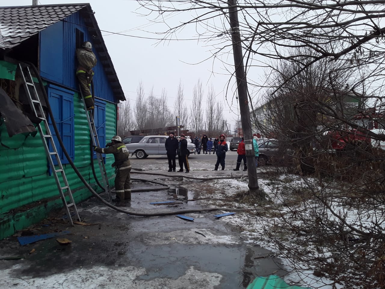 В Омской области в мощном пожаре полыхал частный дом