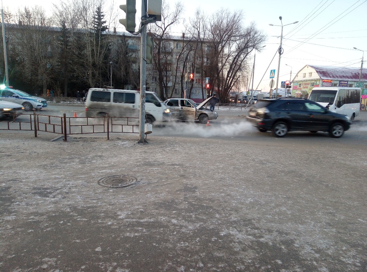 В Омске водитель «десятки» протаранил пассажирский автобус: есть  пострадавшие — СуперОмск