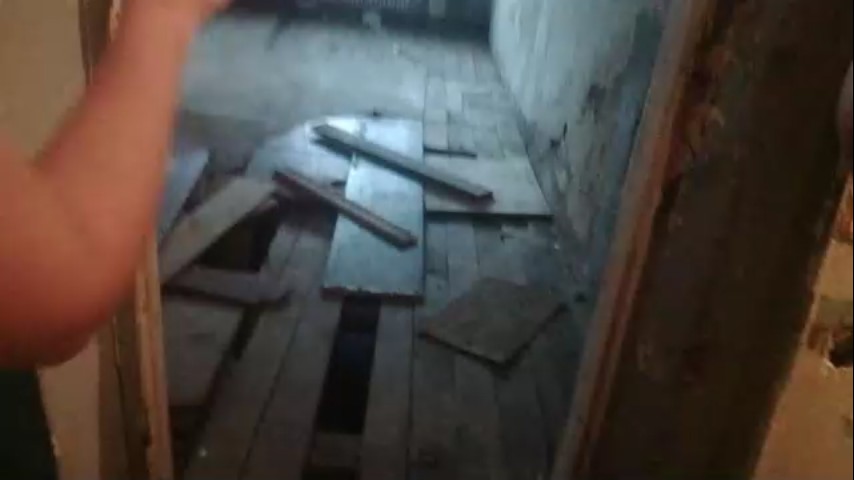 Омичи из аварийного общежития показали полуразрушенный дом, в который их временно переселяют