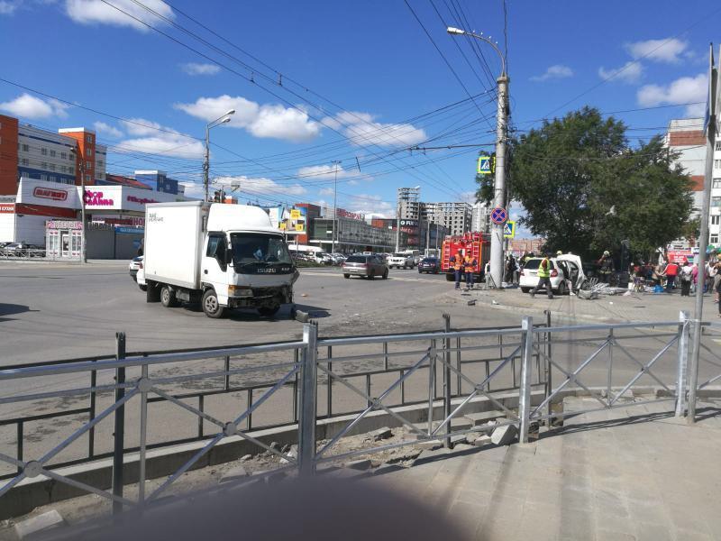 На Левобережье легковушка снесла новый забор На Левобережье легковушка снесла новый забор