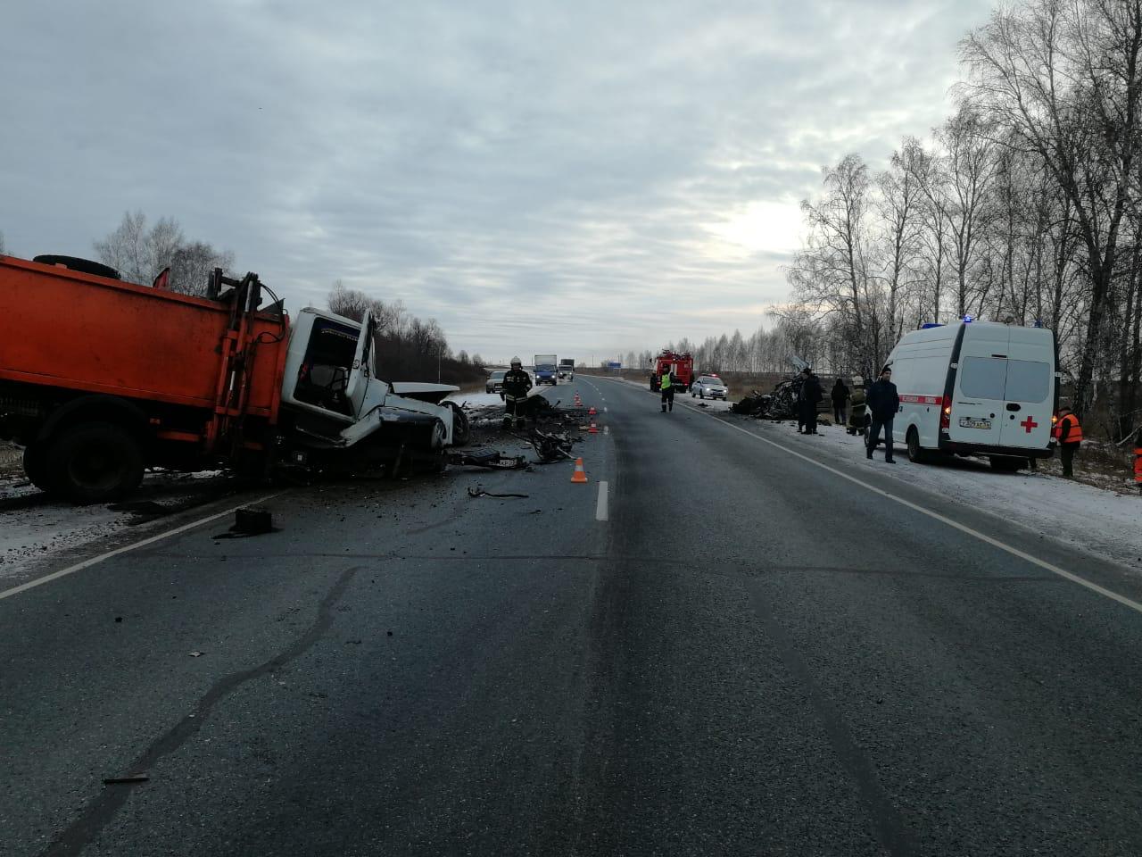 Под Омском легковушку разорвало на части в жуткой аварии с грузовиком —  СуперОмск