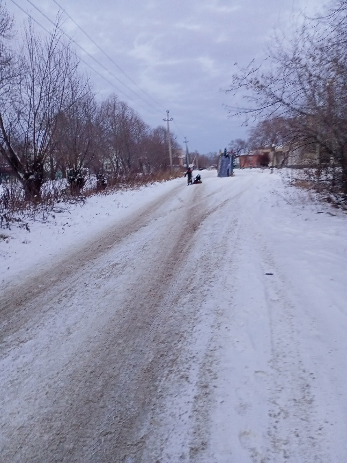 На окраине Омска обнаружилась горка, ведущая под колеса проезжающих машин —  СуперОмск