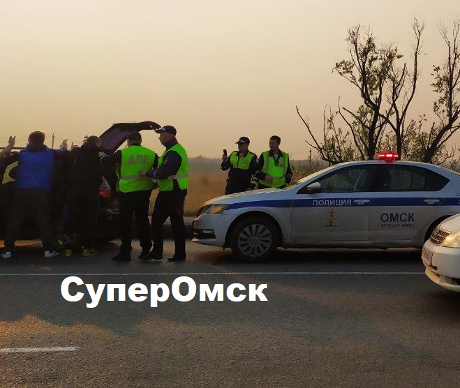 В Омске машины ДПС по плану-перехвату прямо на дороге задержали темное авто с мужчинами