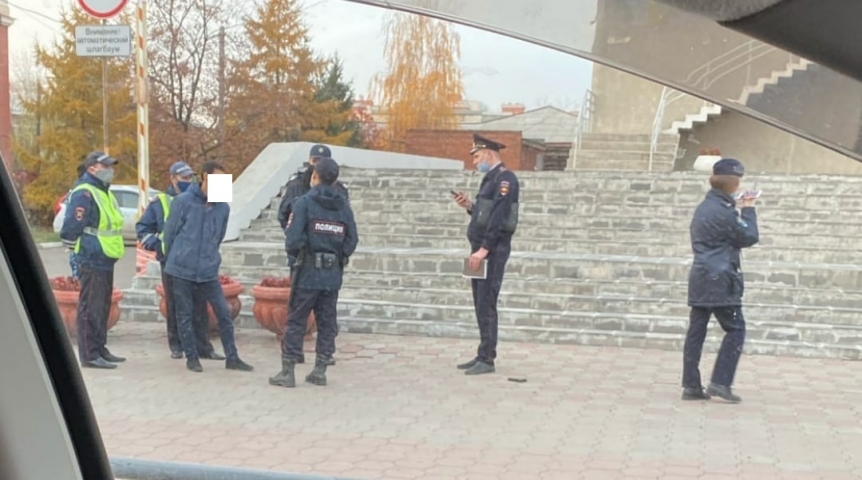 В центре Омска дерзко ограбили сотрудника одного из департаментов мэрии В центре Омска дерзко ограбили сотрудника одного из департаментов мэрии