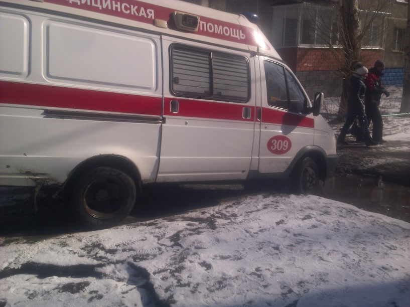 В Омске скорая застряла в дворовой канаве, спеша на вызов В Омске скорая застряла в дворовой канаве, спеша на вызов