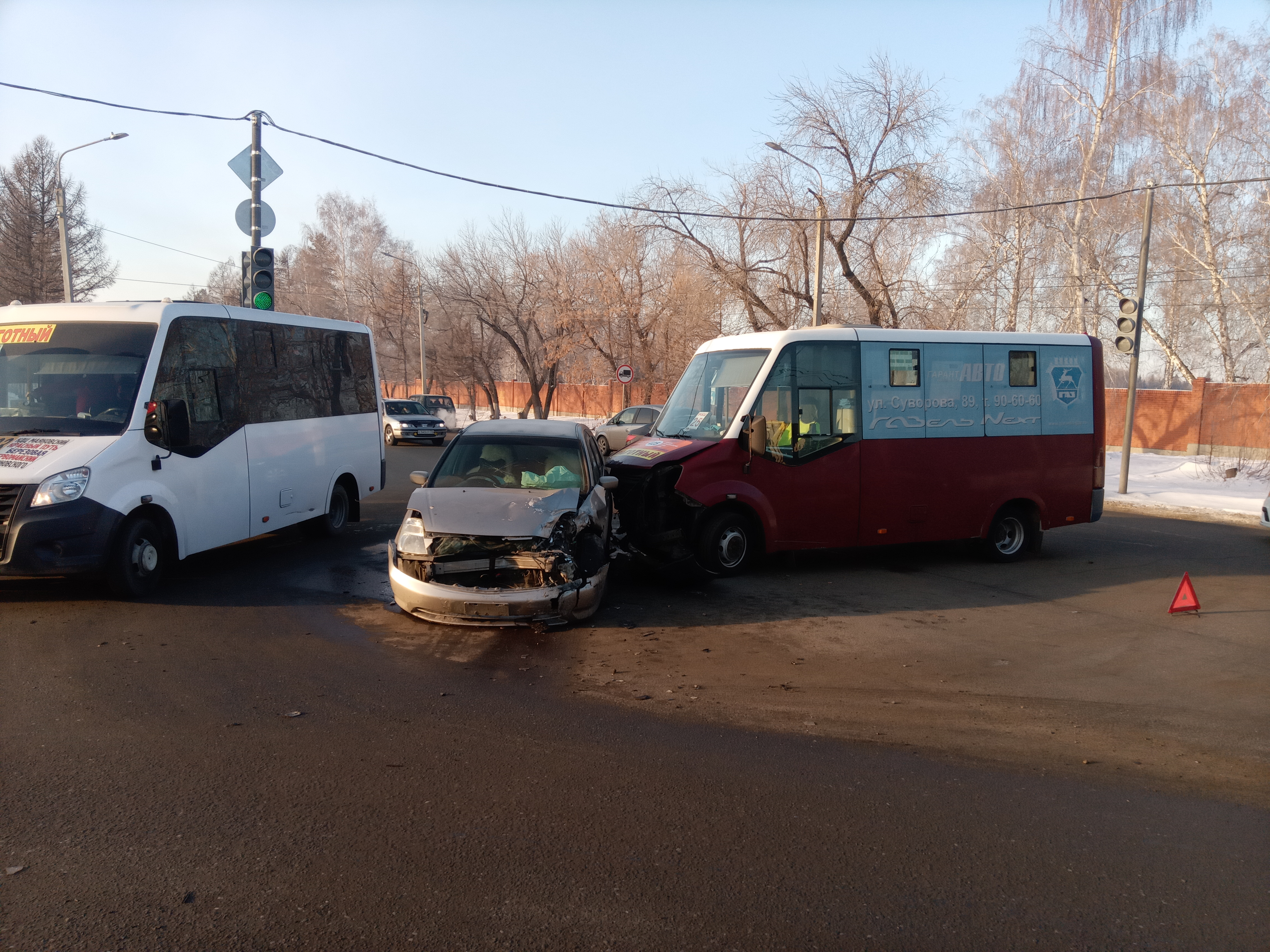 Маршрутное дтп. Омск аварии микроавтобус. Газель Некст автобус ДТП. Омск аварии микроавтобус иномарок.