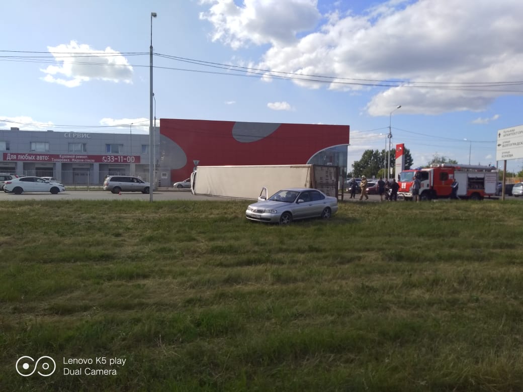 В Омске фура опрокинулась и перекрыла дорогу, зацепив две иномарки В Омске фура опрокинулась и перекрыла дорогу, зацепив две иномарки