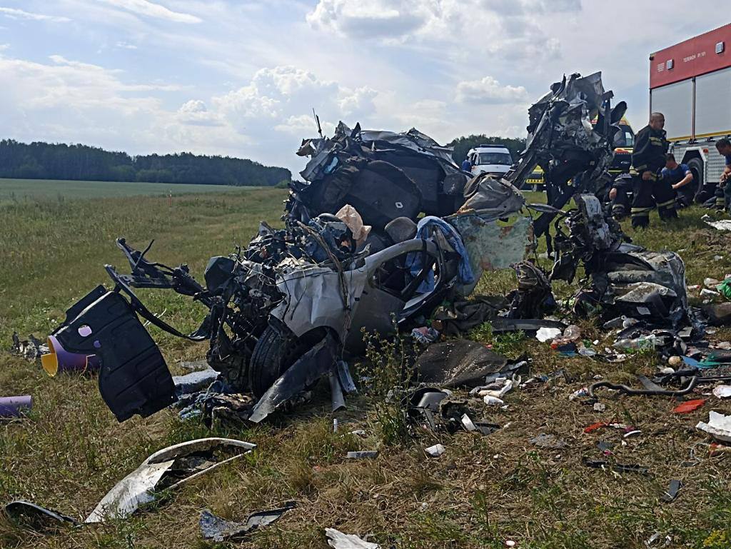 Появились кадры с места жуткого ДТП под Омском с четырьмя погибшими |  26.07.2023 | Омск - БезФормата