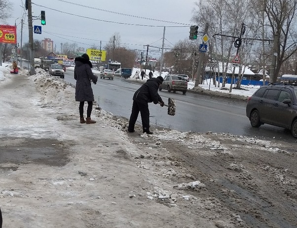 Омич выбрасывал снег обратно на очищенную дорогу