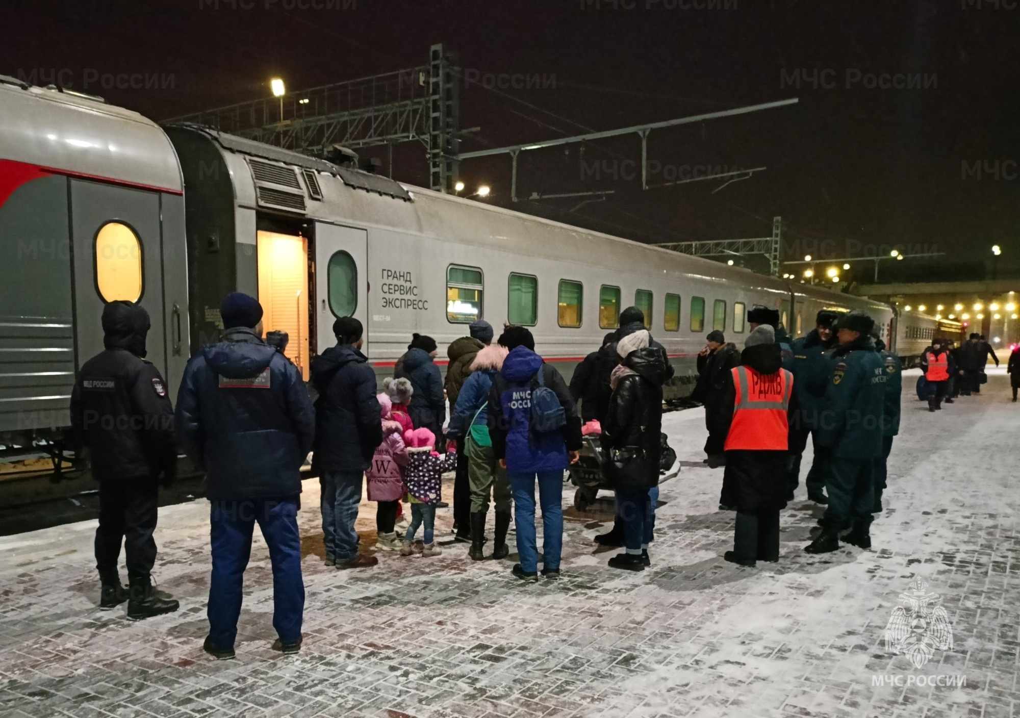 В Омск прибыла группа вынужденных переселенцев из Херсона — СуперОмск