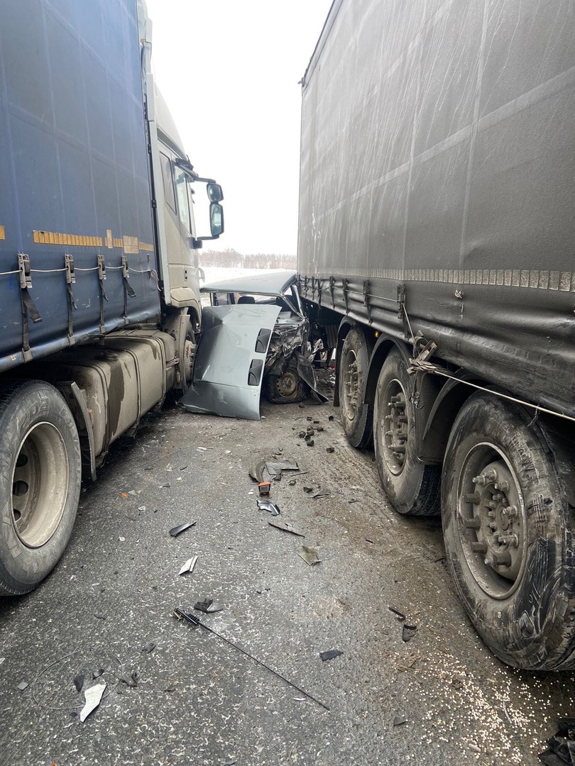 На опасной трассе под Омском автомобиль зажало между фурами — СуперОмск