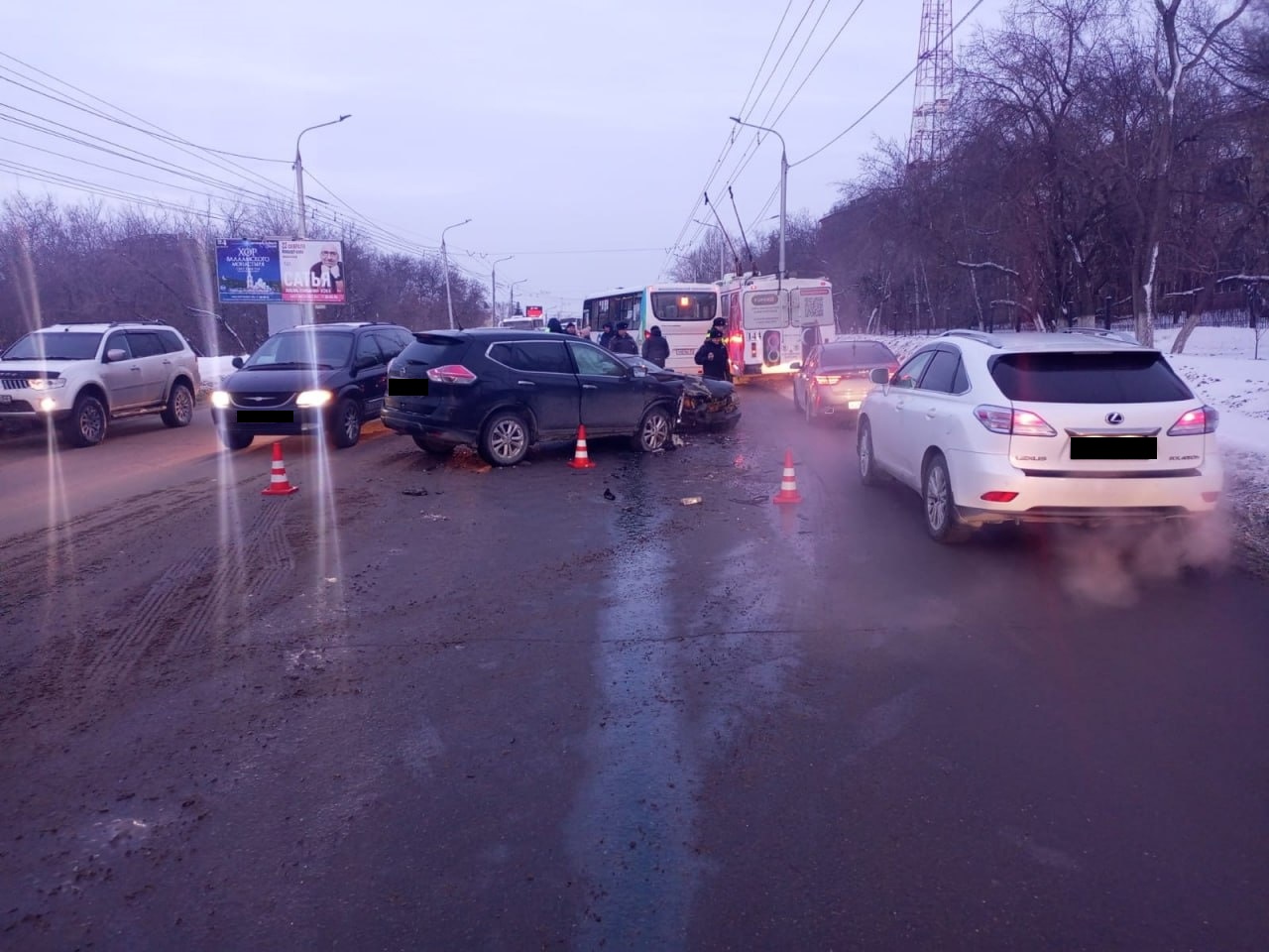 Появились фото с места крупной аварии с полным пассажиров автобусом у  Телецентра в Омске — СуперОмск