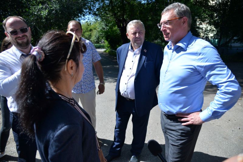Александр Бурков похвалил за активность жителей Ленинского округа Омска Александр Бурков похвалил за активность жителей Ленинского округа Омска