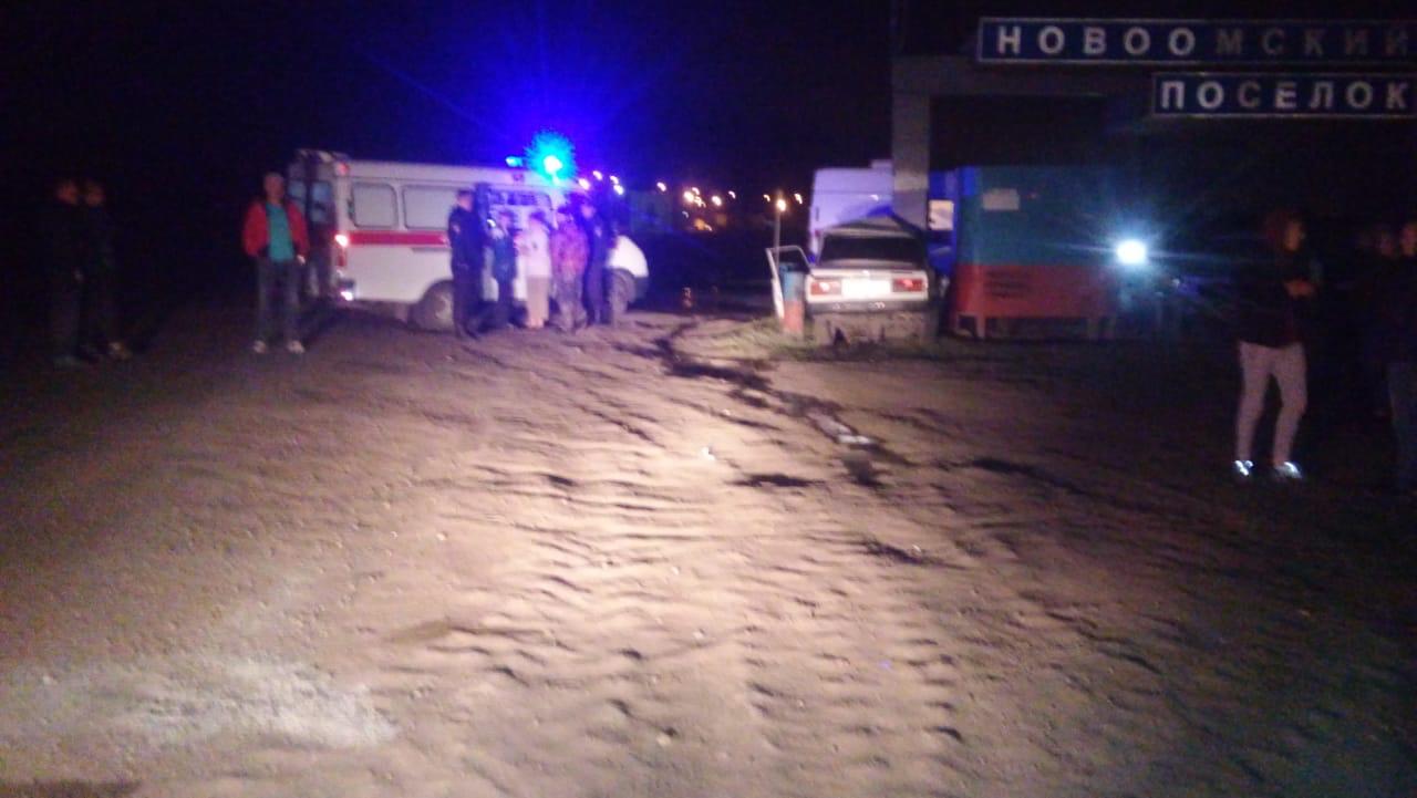 На трассе под Омском «семерка» разбилась об автобусную остановку На трассе под Омском «семерка» разбилась об автобусную остановку