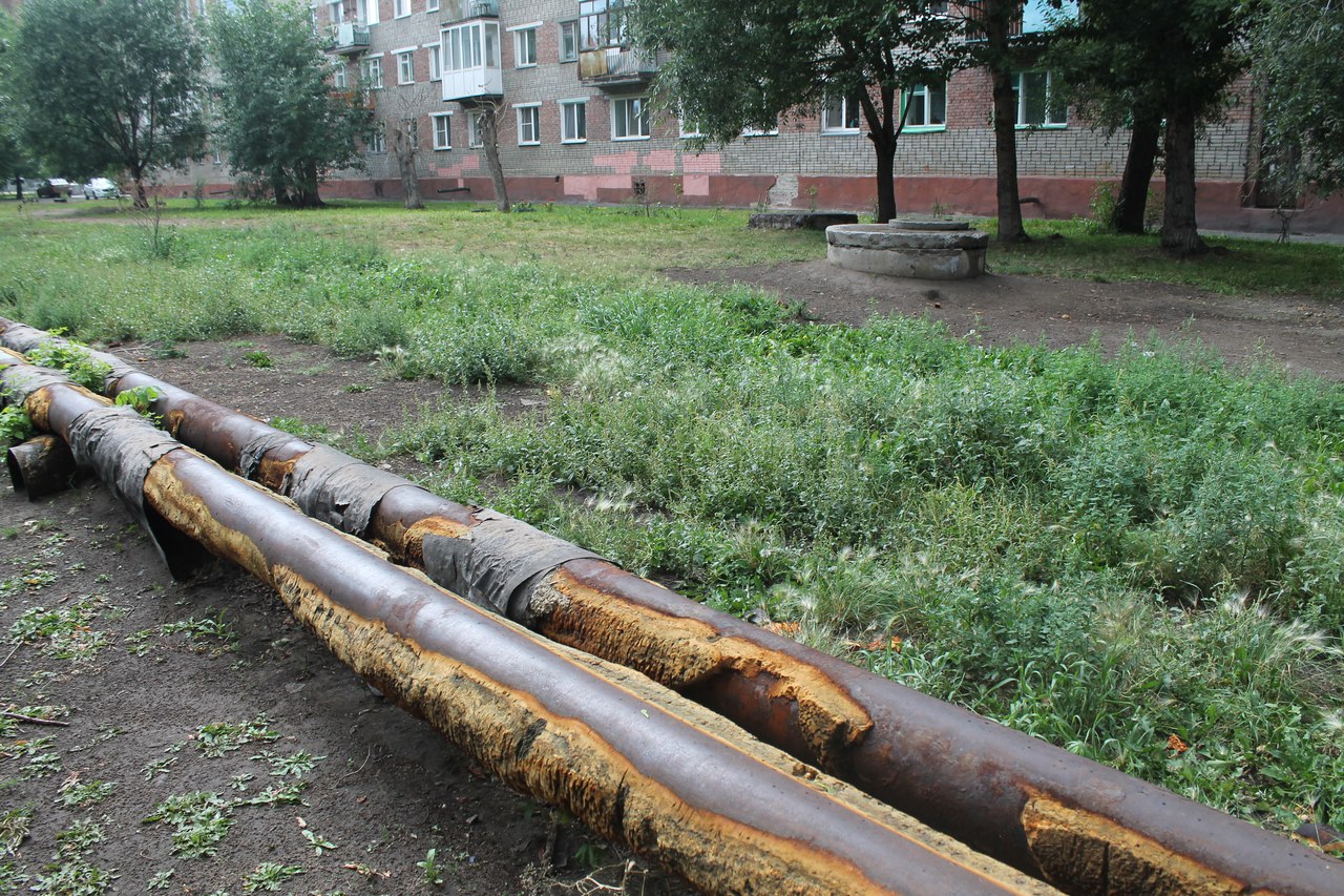 Русские трубы. Трубы во дворе. Теплотрасса во дворе. Трубопровод во дворе. Отопительные трубы во дворе.