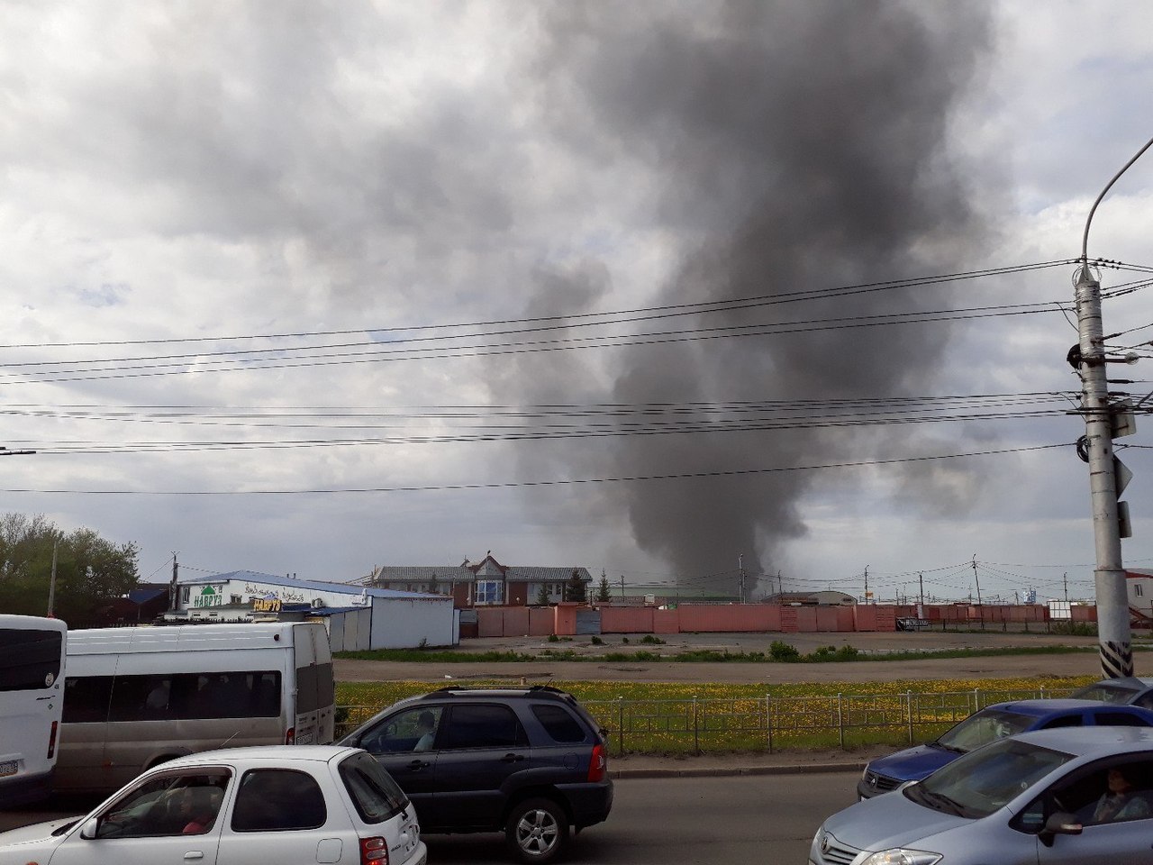 Пожар на левом берегу. Омск пожар сейчас левый берег. Пожар в Омске сейчас на левом берегу. Пожарные Омск. Пожар на СТО В Омске.