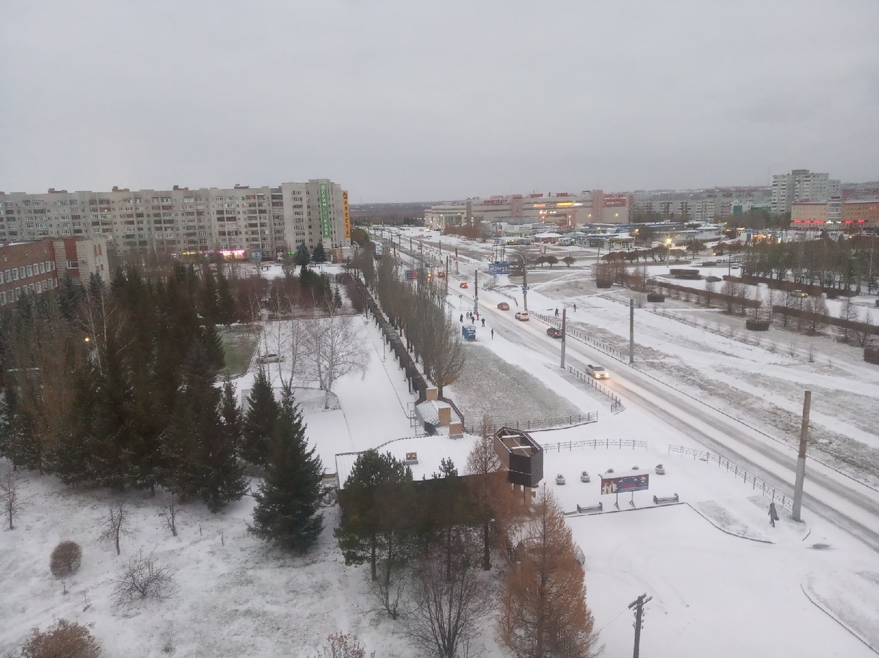 В моем городе вновь первый. Омск первый снег 2020. Омск снегопад 2020. Омск нефтяники. Октябрь Омск снег.