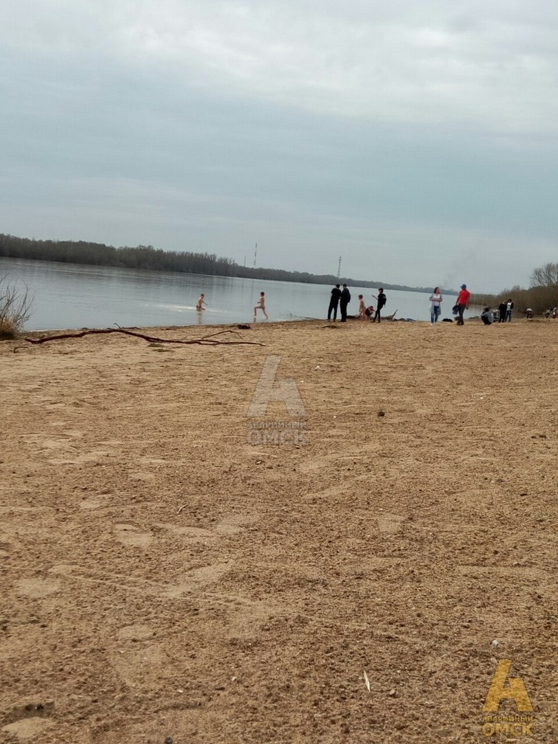 В Омске подростки первыми искупались в холодном Иртыше В Омске подростки первыми искупались в холодном Иртыше