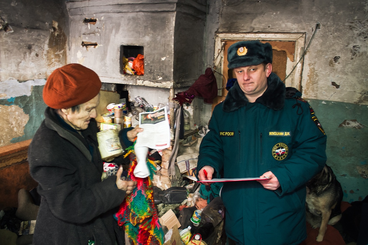 В домах частного сектора в Омске обнаружились горы мусора и опасные  обогреватели — СуперОмск