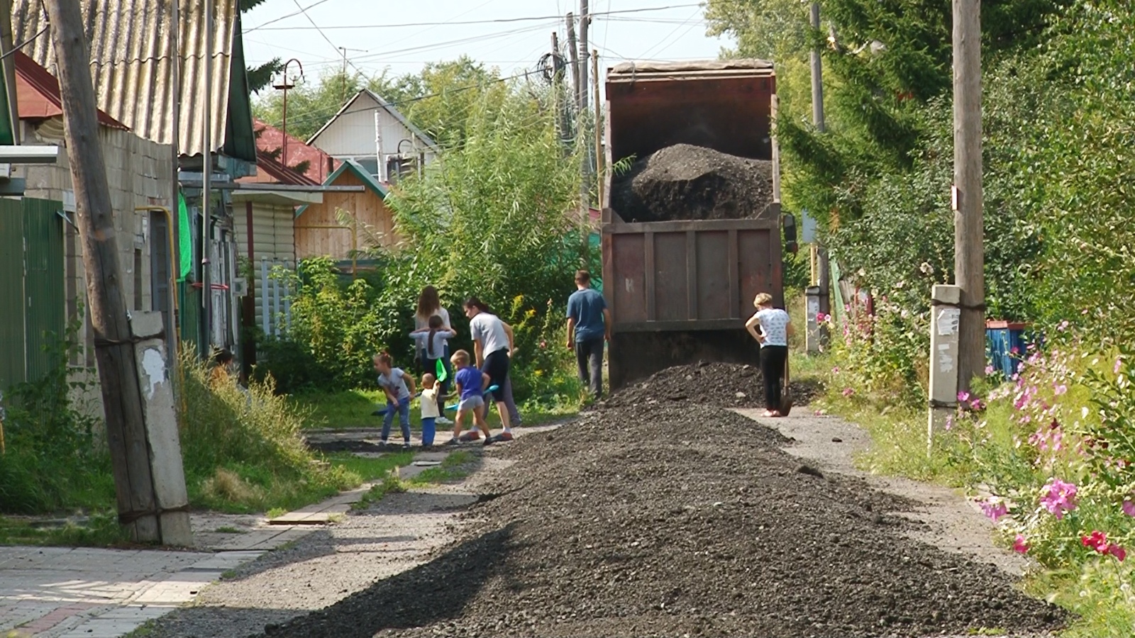 Депутат Карымов помог омичам сделать дорогу к остановке Депутат Карымов помог омичам сделать дорогу к остановке