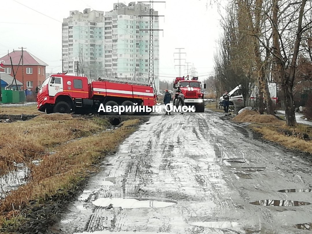 В Омске пожарная машина застряла в грязи — СуперОмск