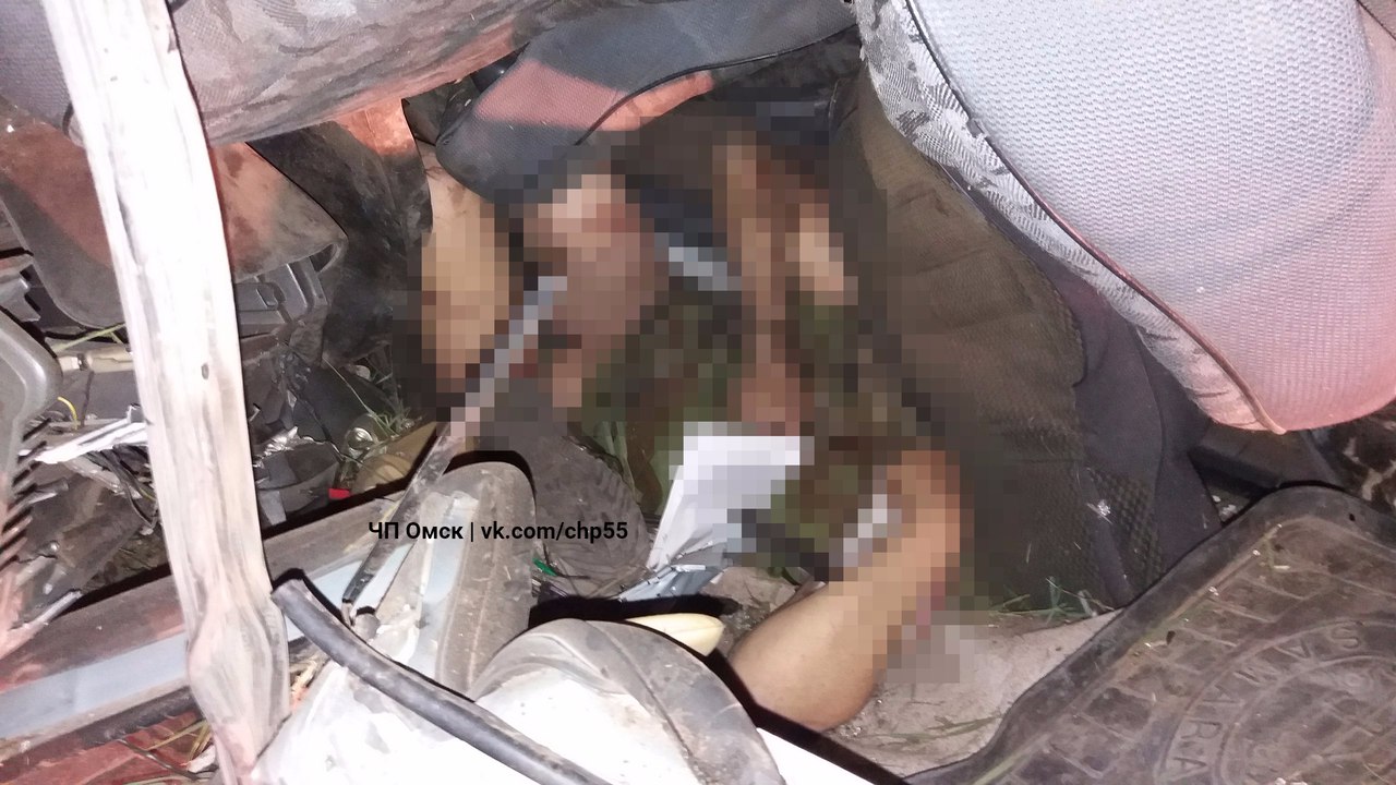 Под Омском в улетевшем в кювет ВАЗе погибли молодой парень и 13-летняя девочка (фото) Под Омском в улетевшем в кювет ВАЗе погибли молодой парень и 13-летняя девочка (фото)